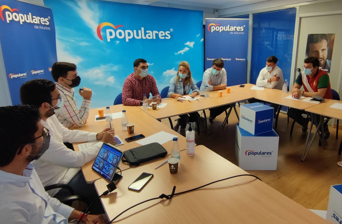 TereMalladaPP's tweet photo. Ha sido un verdadero lujo compartir  impresiones con @nnggasturias.

Hoy más que nunca, los jóvenes sois una pieza clave para la recuperación de #Asturias.💪💙 https://t.co/KnTh9yqy3R