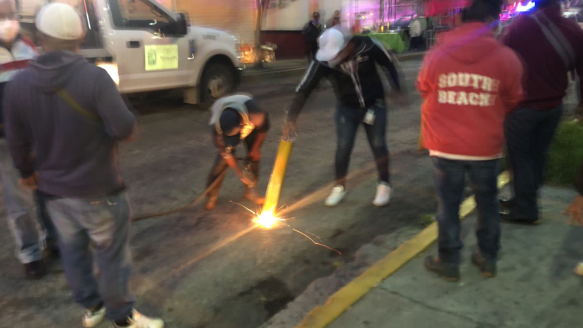 Transito_Vtlane's tweet photo. #Transitoinforma: en Coordinación con el personal del area de Movilidad, se retiraron objetos que obstruian la libre circulacion. Esperamos que la gente respete ya que se liberó la vialidad en su totalidad tanto como para vehículos y peatones. https://t.co/8vauW5JOUy