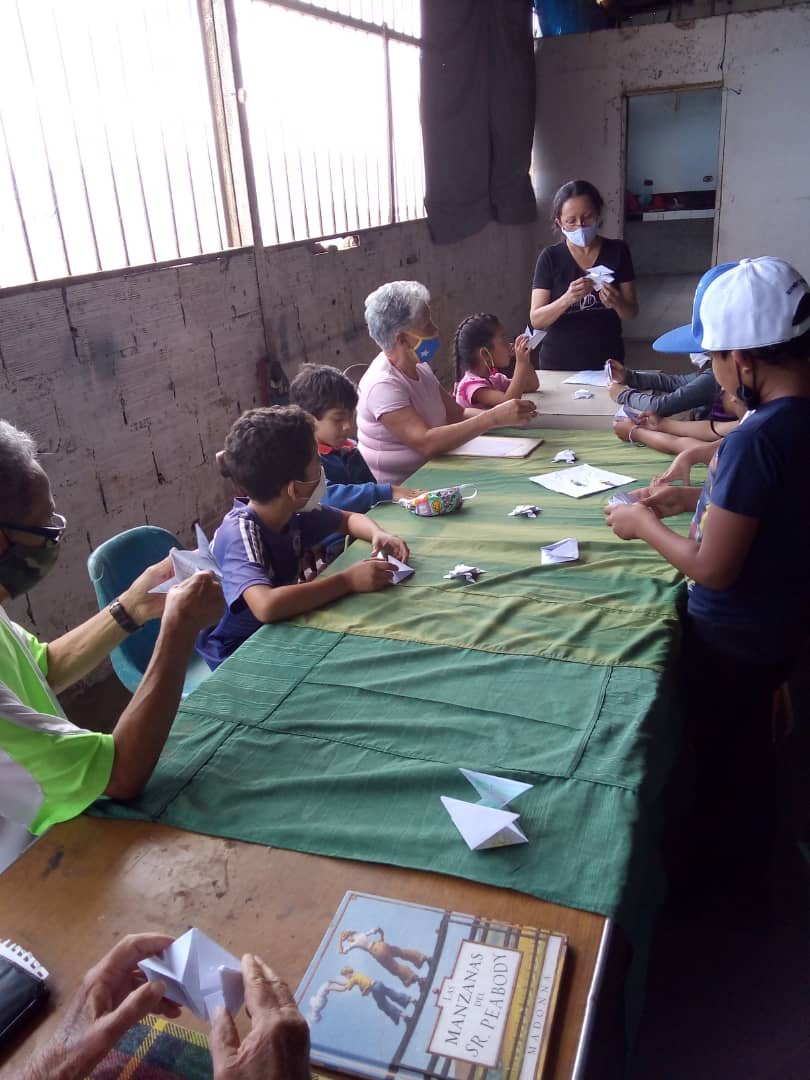 VeMisionCultura's tweet photo. #MisiónCultura #DistritoCapítal en el marco del Plan Vacacional Comunitario 2021 
.
El Junquito, parroquia Luis Hurtado, se lleva a cabo una programación de juegos tradicionales y actividades artísticas, organizado por animadores locales
.
Taller de Origami https://t.co/T42qDrIZ4R