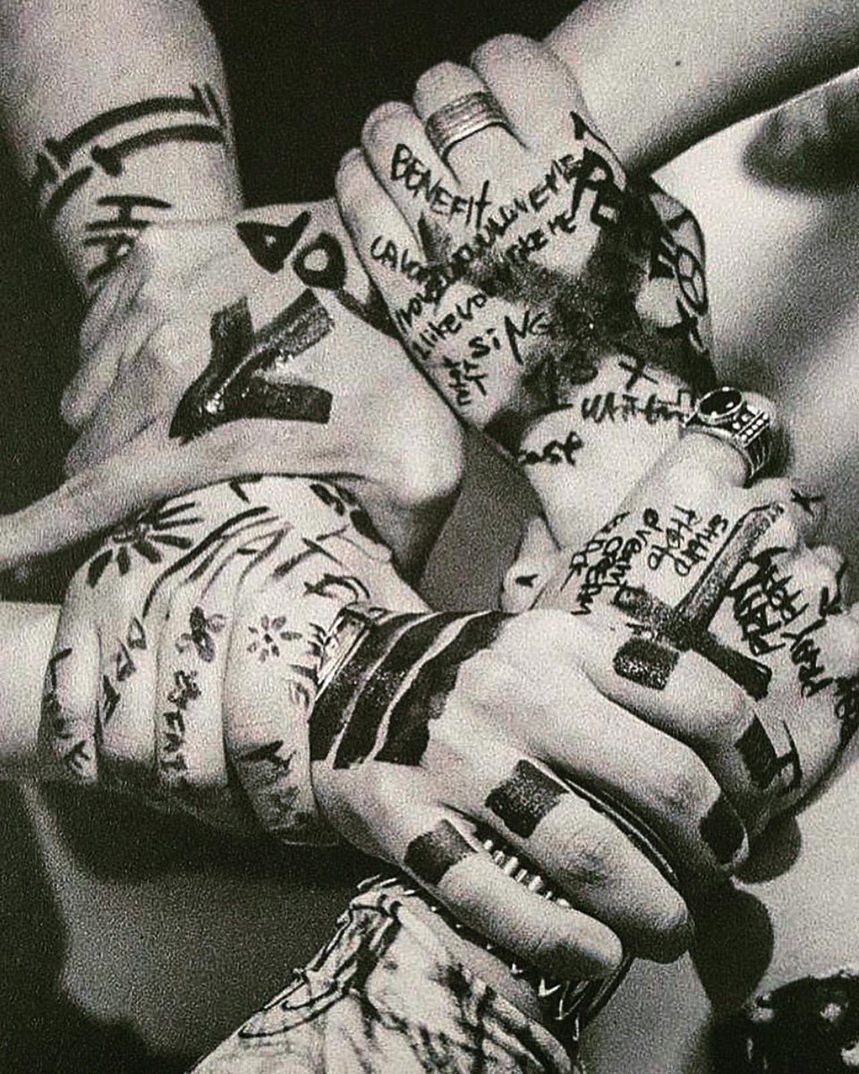 HanaforILL's tweet photo. when people ask me about loyalty, my answer is BIGBANG. look.. even after all these storms, they still holding each other's hands tight.

it's still 19.08 here, so happy anniversary my kings👑
@YG_GlobalVIP
#15YearsMakingHistory ❤#15YearsWithBIGBANG https://t.co/vYWiz9KL0K
