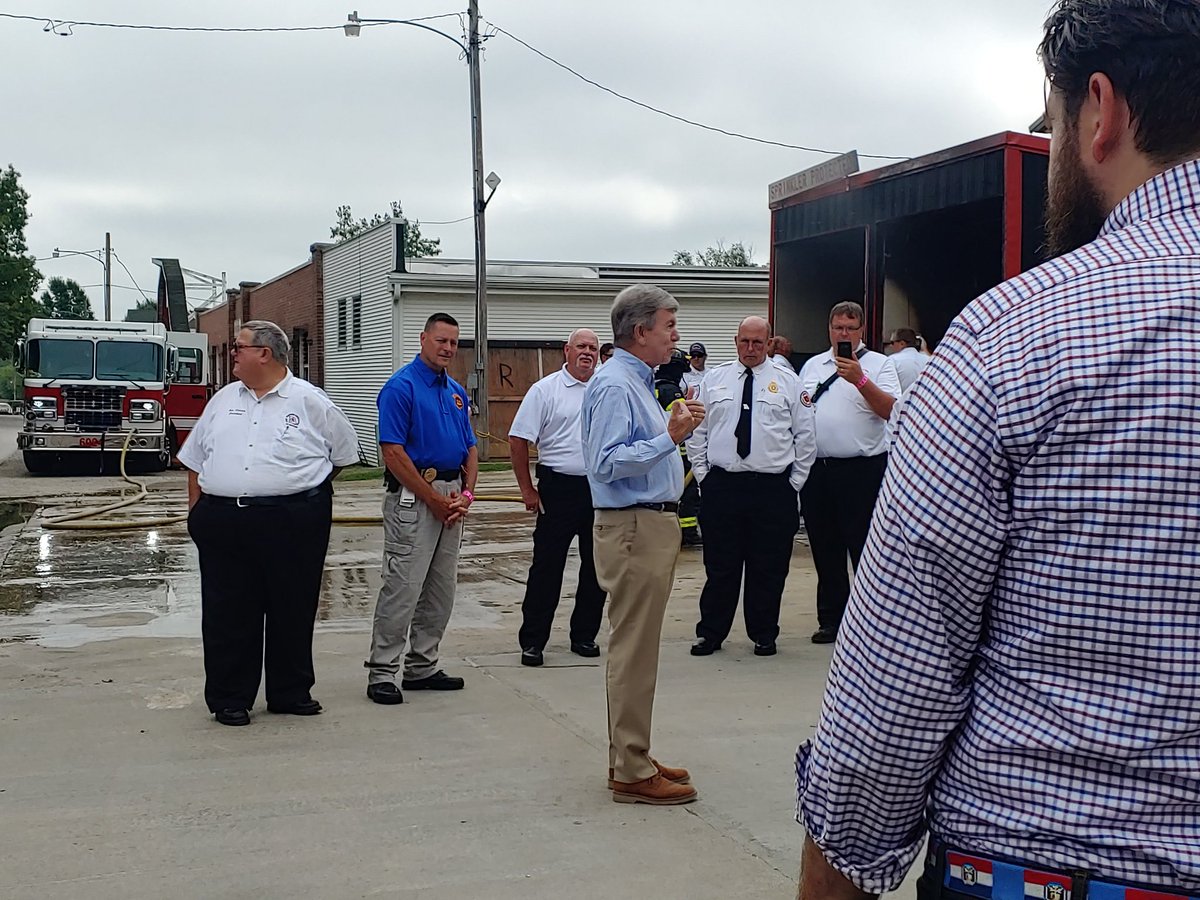 Sen. Blunt speaking to firefighters at the Missouri State Fair