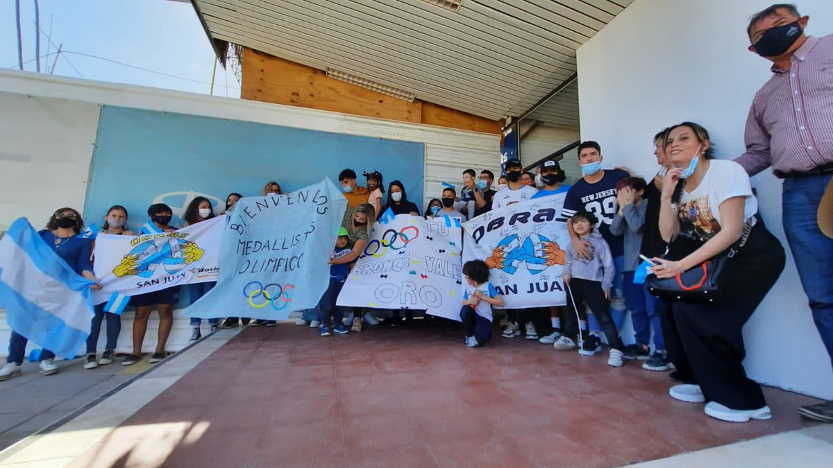 Voley_FeVA's tweet photo. Así fue la llegada de Bruno Lima, Matías Sánchez y Federico Pereyra a San Juan 😍
La recepción de la provincia a sus héroes incluyó caravana y continuará con varias actividades.
#ADNVoley #OrgulloEnAlto
📸 Secretaría de Deportes de San Juan https://t.co/QZb38hJ28X