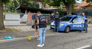 viaggrego's tweet photo. #Varese, #straniero armato di #coltello attacca i #poliziotti: agente spara e lo #ferisce gravemente all’addome https://t.co/n3DEHzx2zs https://t.co/S0WnhZOpCu