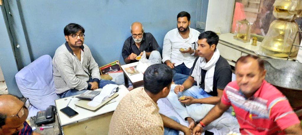 INCVaranasi's tweet photo. || जय काँग्रेस महासंपर्क अभियान ||

वाराणसी के दक्षिणी विधानसभा स्थित वार्ड नं० 84 गड़वासी टोला चौक में जनसंपर्क युवा काँग्रेस से जुड़े श्री ओम शुक्ला जी, श्री अंकित रस्तोगी जी समेत अन्य युवा काँग्रेस के साथी। https://t.co/EQKHwA52V0