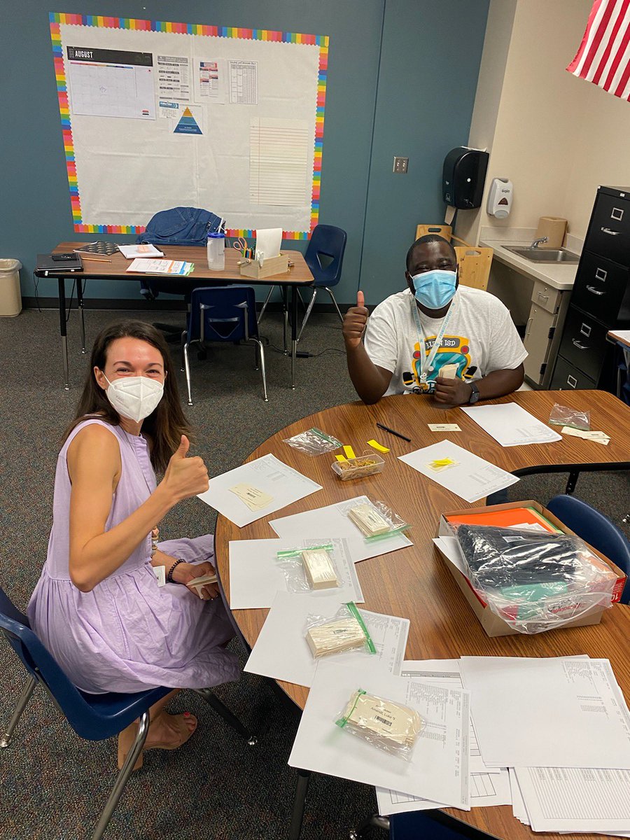 MEL0DYB0YD's tweet image. Helping hands on day 2! Thank you, @mistergee21  and @HighsmithEdu  for serving our kids! #klein #kleinmath