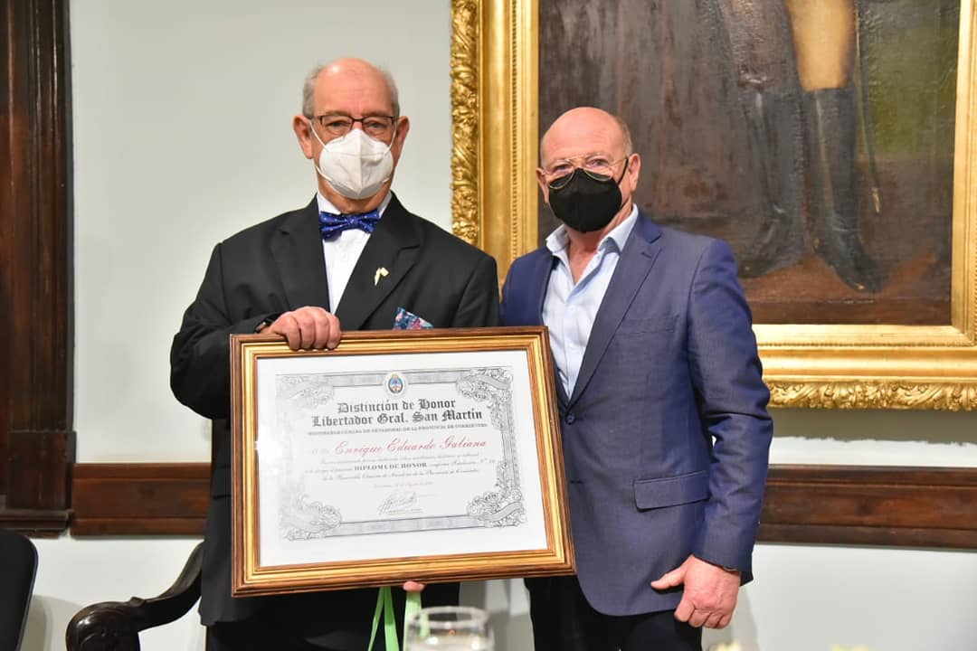 TaleroPodesta's tweet photo. El profesor Enrique Galiana cumple 50 años en la docencia universitaria 🙌 A modo de reconocimiento, además de entregarle una distinción, también compartió sus saberes de San Martín en un intercambio con alumnos y alumnas del último año secundario https://t.co/m9jFakjg2s