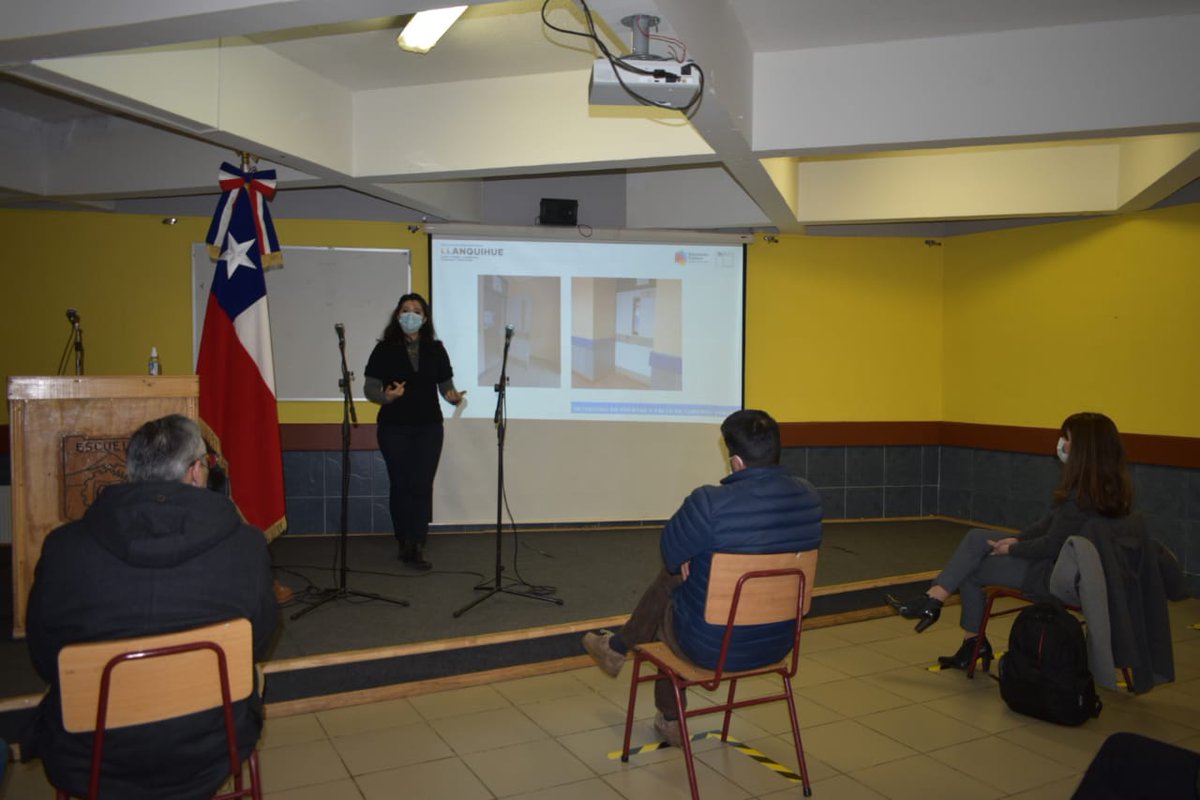 EduPublicaCL's tweet photo. 🔷Mejores espacios para la comunidad educativa de la Escuela Gabriela Mistral de #Llanquihue 🏫✅

Directora @AlejandraGrebe y Dir. Ejecutiva del SLEP @edu_llanquihue @ClaudiaTrilloM, anunciaron proyecto de mejoramiento y mantención del establecimiento por aprox. $1.200 millones. https://t.co/XiT8vAcC3T