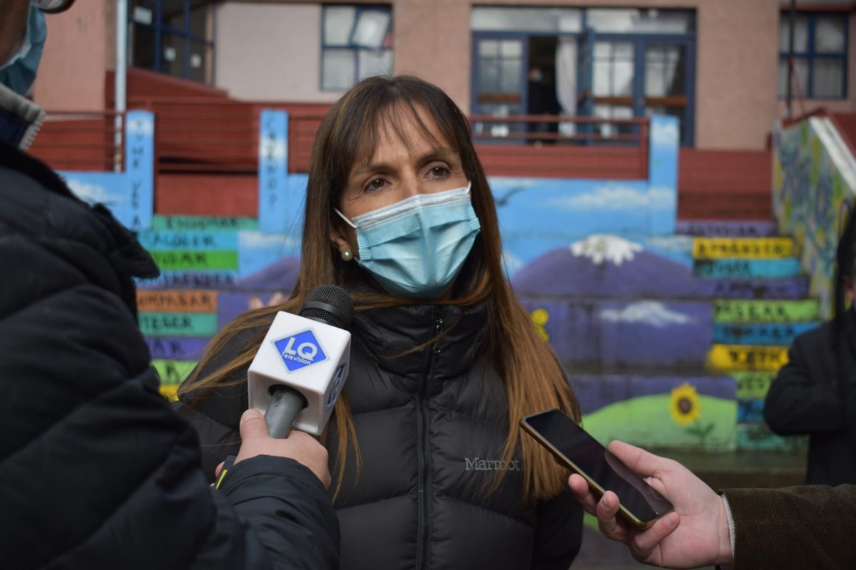 EduPublicaCL's tweet photo. 🔷Mejores espacios para la comunidad educativa de la Escuela Gabriela Mistral de #Llanquihue 🏫✅

Directora @AlejandraGrebe y Dir. Ejecutiva del SLEP @edu_llanquihue @ClaudiaTrilloM, anunciaron proyecto de mejoramiento y mantención del establecimiento por aprox. $1.200 millones. https://t.co/XiT8vAcC3T