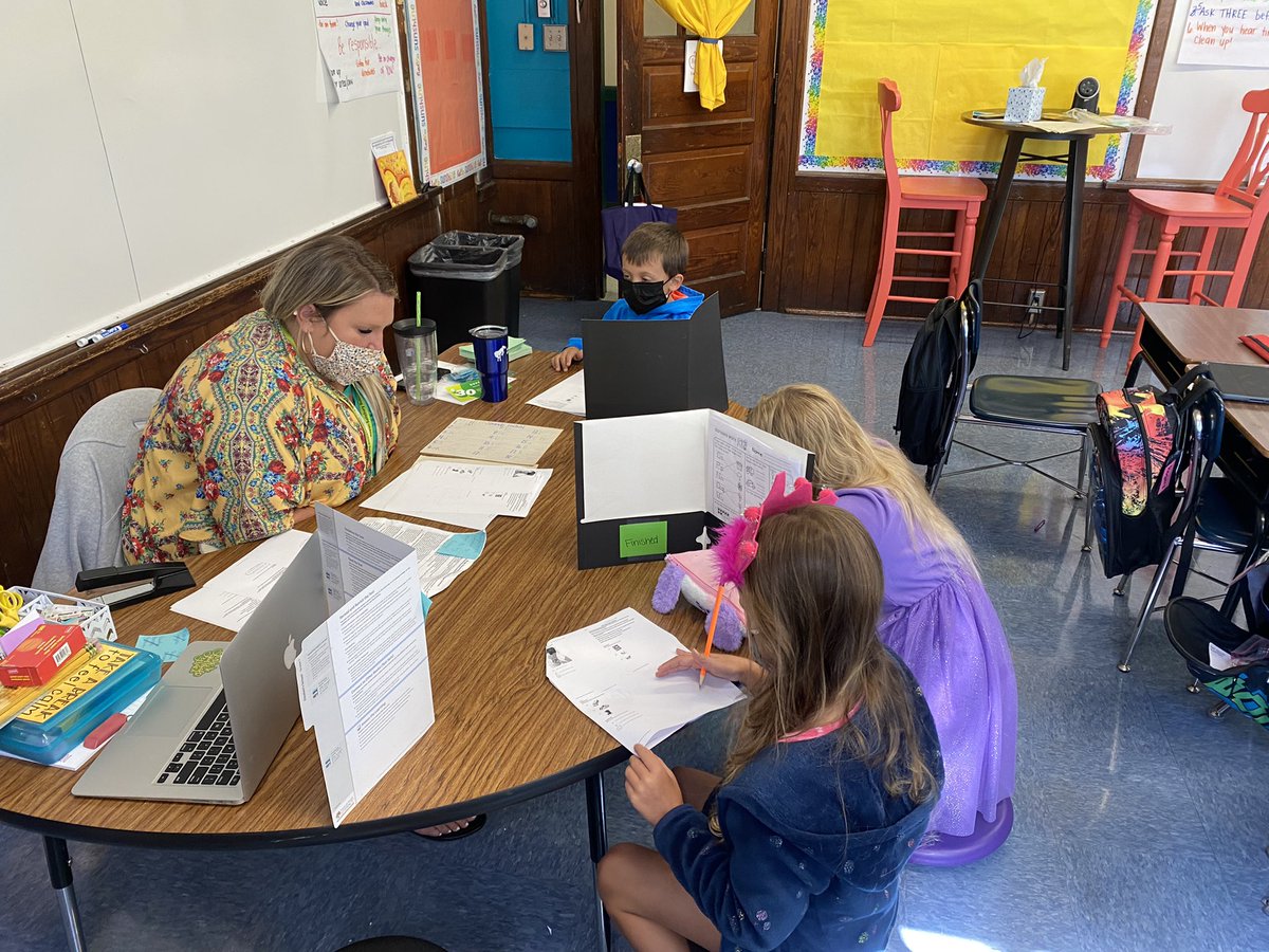 thompson_MES's tweet photo. Level 1 teachers and students working hard in reading rotations this morning! @MorganBroncos @RSSchoolsNC @MES_Jackson https://t.co/t7Z7zj1LtI
