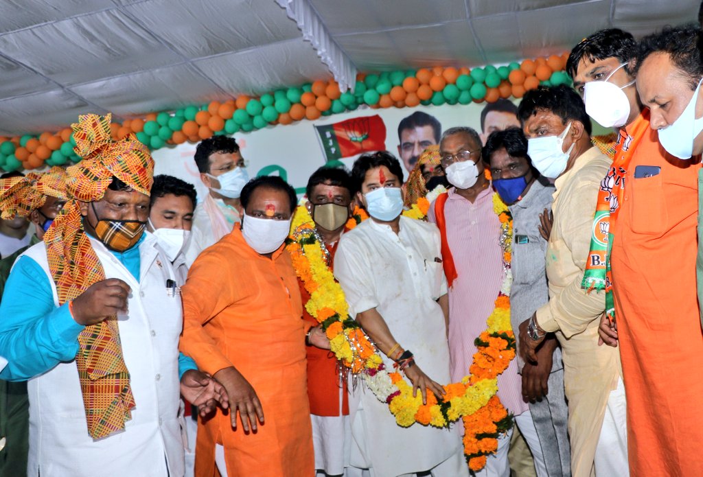 HardiaMahendra's tweet photo. इस अवसर पर केबिनेट मंत्री श्री @tulsi_silawat यात्रा प्रभारी श्री @Alok_SharmaBJP नगर अध्यक्ष श्री @gauravranadive विधायक श्री @Ramesh_Mendola श्री @UdawatRajesh श्री @GoluShuklaInd  श्री @sandeepdubey_3 एवं विधानसभा 5 के समस्त वरिष्ठ नेता और कार्यकर्ता उपस्थित थे। https://t.co/RFoyfZR5pM