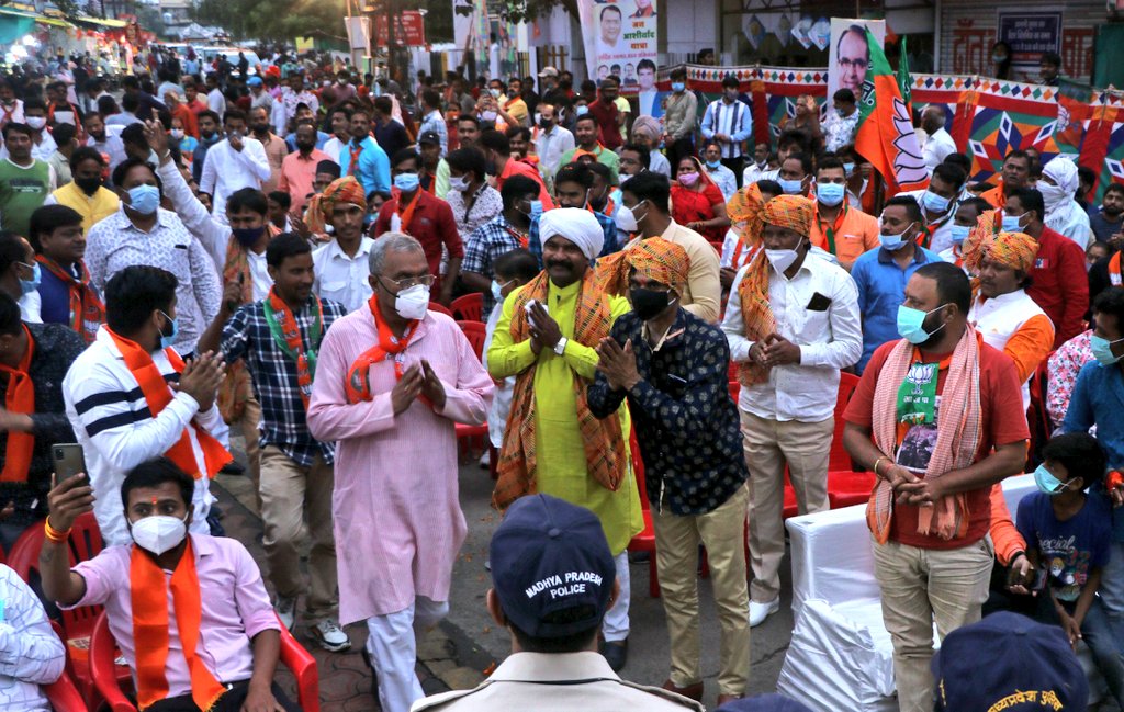 HardiaMahendra's tweet photo. इस अवसर पर केबिनेट मंत्री श्री @tulsi_silawat यात्रा प्रभारी श्री @Alok_SharmaBJP नगर अध्यक्ष श्री @gauravranadive विधायक श्री @Ramesh_Mendola श्री @UdawatRajesh श्री @GoluShuklaInd  श्री @sandeepdubey_3 एवं विधानसभा 5 के समस्त वरिष्ठ नेता और कार्यकर्ता उपस्थित थे। https://t.co/RFoyfZR5pM