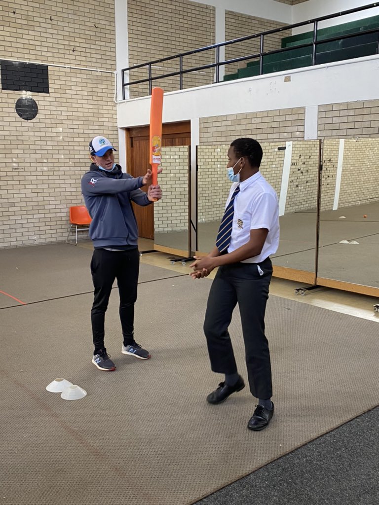 Drills and Skills with the keen boys and girls at #janvanriebeeckhighschool during school yesterday. Not bad mentorship from the leading club run scorer two seasons running …. 🔥#mattdevilliers #claremontcc #WBHS