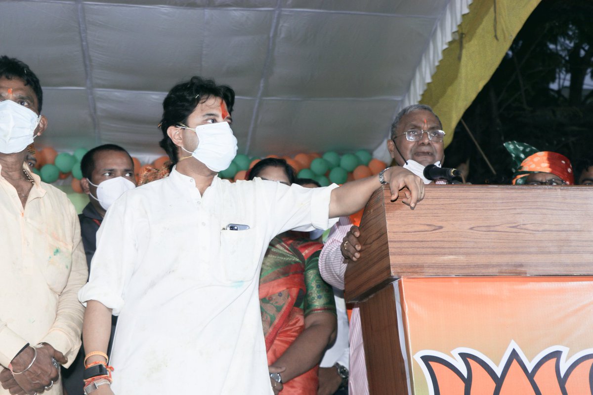 HardiaMahendra's tweet photo. #जन_आशीर्वाद_यात्रा को लेकर इंदौर पधारे केंद्रीय मंत्री श्री @JM_Scindia जी का विधानसभा क्रमांक 5 मे अनेको स्थानों पर भव्य स्वागत किया गया।

जन आशीर्वाद यात्रा का समापन विधानसभा 5 के खजराना गणेश मंदिर पर हुआ।

इस अवसर पर वाल्मीकि समाज के द्वारा मंत्री जी का भव्य स्वागत किया गया। https://t.co/Ixhyl9JaP6