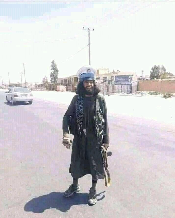 مرور حركه طالبان طبعا عندما يلقاك في الطريق مايسألك عن الرخصه والاوراق 
يخليك تسمع له دعاء السفر 😁😁😁😁😁