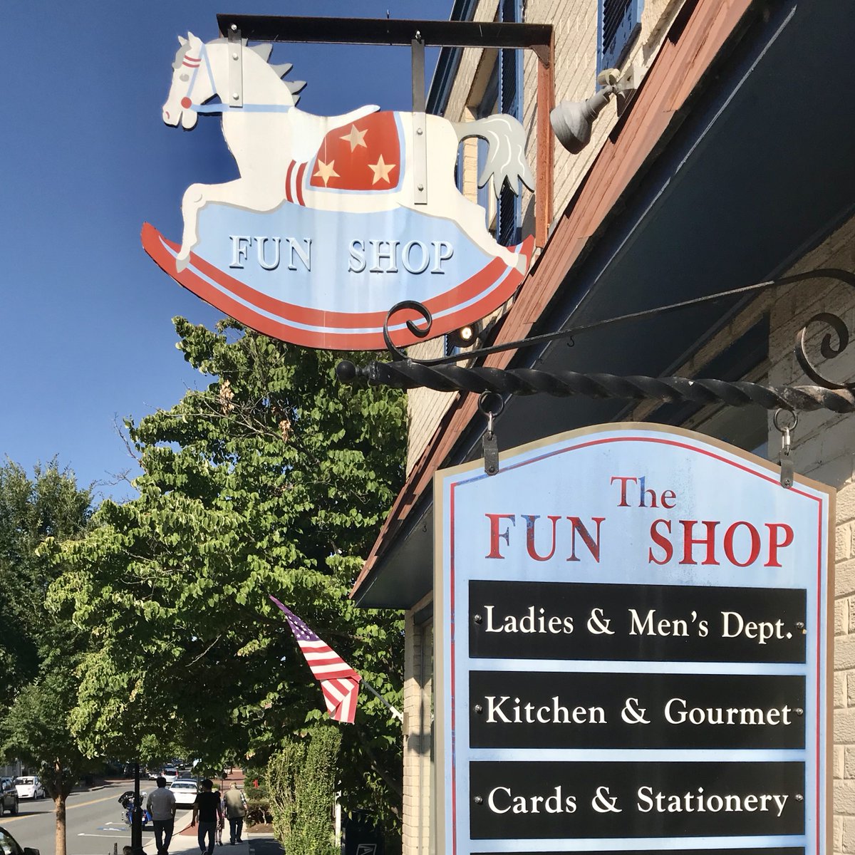 MiddleburgTown's tweet photo. Wander in any direction in downtown Middleburg and youโll quickly find welcoming merchants and charming shops. Itโs all part of what makes Middleburg like no place else. #middleburgva #loudoun #loveloudoun #shopping #boutique #shoplocal #smaltown #makeyourescape https://t.co/eUz72Q0wio