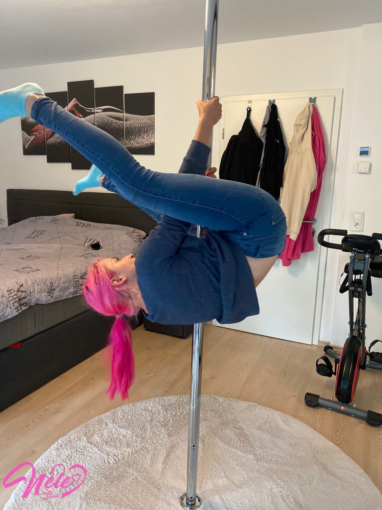 NeleSweet1's tweet image. Ich glaube so langsam wird es oder ?:)

#stange #pooldance #wow #mega #spass #stangentanz #pinkhair #fotografie #schlafzimmer #home #nrw #düsseldorf #girlpower #jeans #teppich