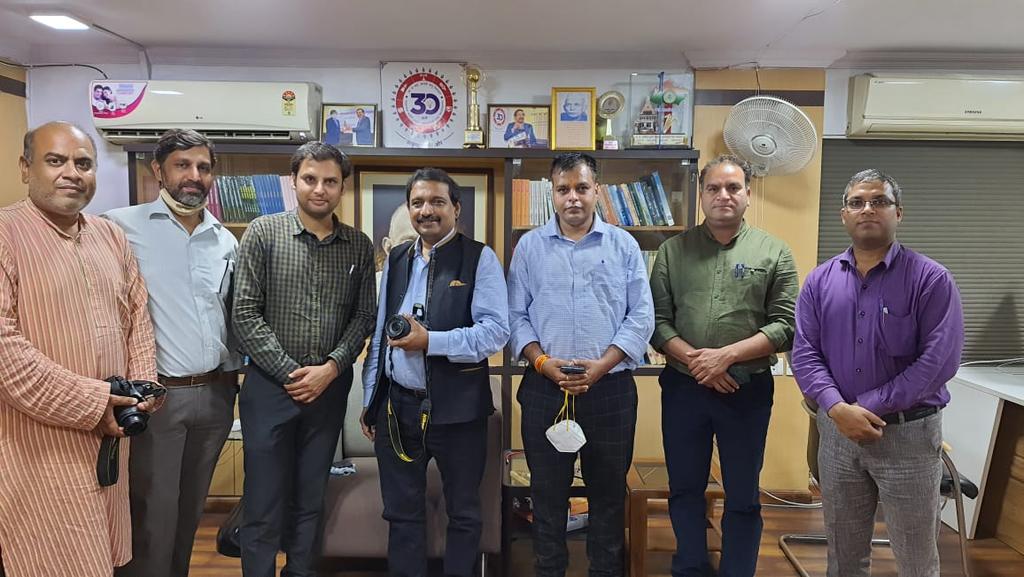 kg_suresh's tweet image. A pic with our ace photographers &amp;amp; producers alongwith PRO on #WorldPhotographyDay2021
today 👍🏽
#PhotographyDay #PhotoOfTheDay #photography 
@mcu_bhopal @MCU_Khandwa @mcu_datia @McuRewa @lokendra_777 @manojpatel1982 @ugc_india @JansamparkMP @ChouhanShivraj @PIBBhopal @DDNewsMP1