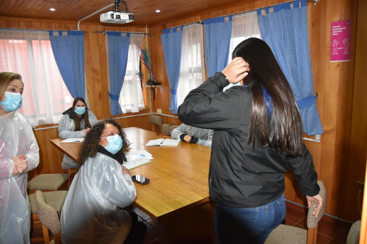 SenameLosLagos's tweet photo. En visita a la residencia @aldeassoschile en #Ancud, directora regional @Lilian_PenaC y coordinadora @MejorNinez en la región, conocen la hermosa historia de Valentina joven que postuló y fue aceptada en @Carabdechile y pronto inicia su formación, cumpliendo uno de sus sueños https://t.co/o9rvyourwa