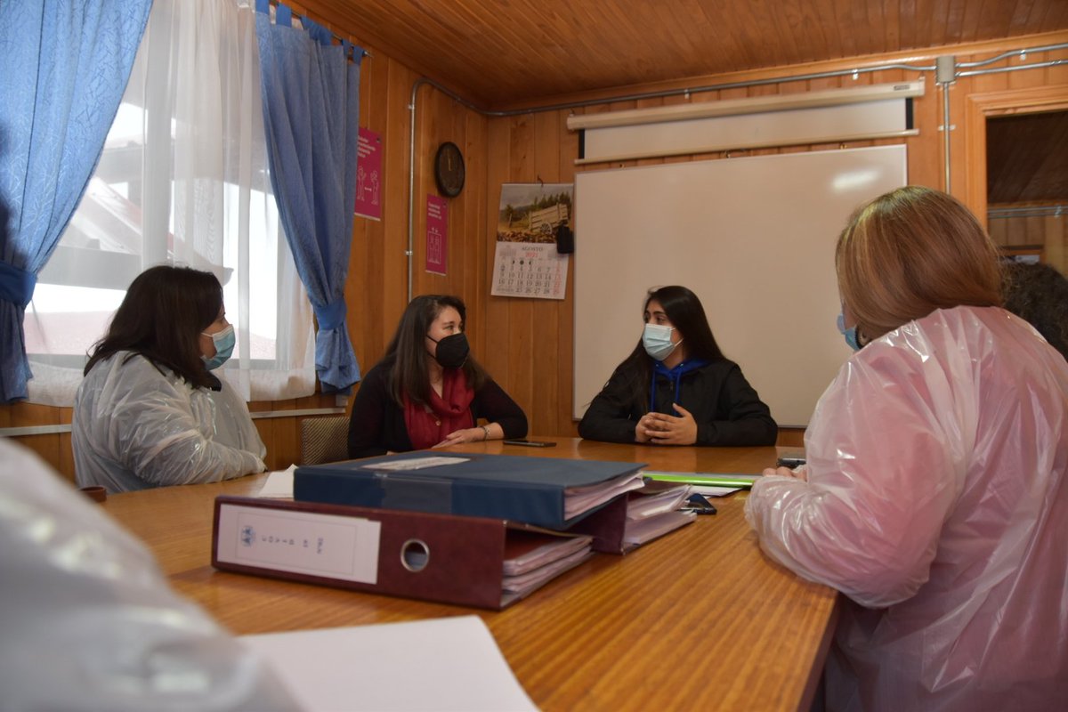 SenameLosLagos's tweet photo. En visita a la residencia @aldeassoschile en #Ancud, directora regional @Lilian_PenaC y coordinadora @MejorNinez en la región, conocen la hermosa historia de Valentina joven que postuló y fue aceptada en @Carabdechile y pronto inicia su formación, cumpliendo uno de sus sueños https://t.co/o9rvyourwa
