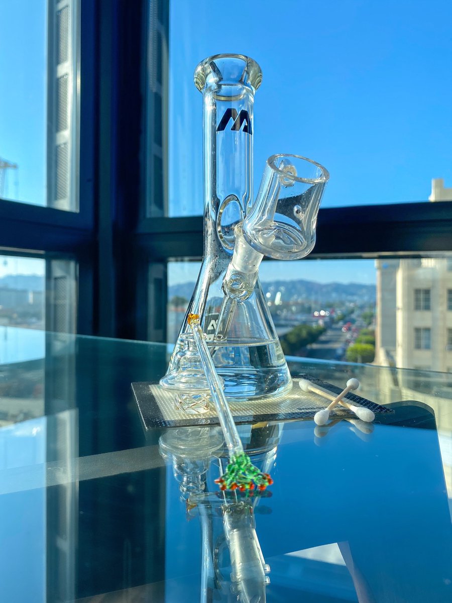 Wake n' bake with a dab and the Mini Beaker with Built-In Downstem 💨🍯

mota-glass.com/products/x-min… #StonerFam #DabsAllDay