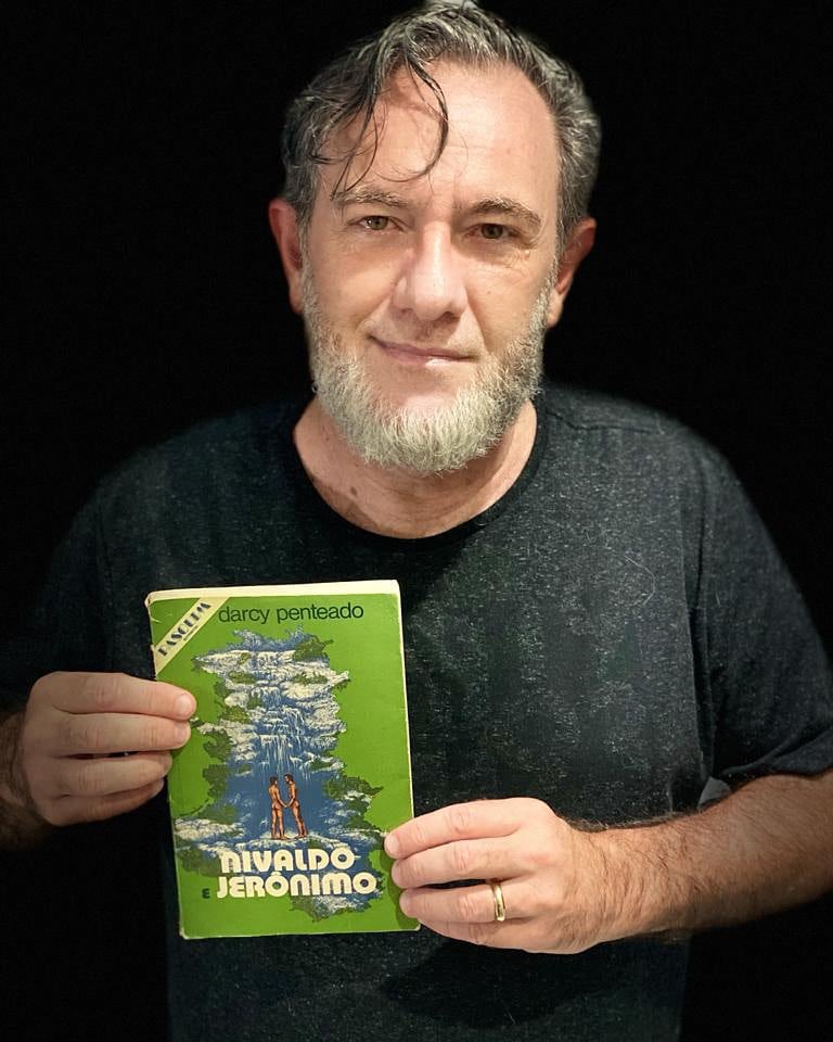 LabediscoUEFS's tweet photo. O Agnus Guei hoje estará de volta dia 25/08 com a leitura do livro Nivaldo e Jerônimo de Darcy Penteado. 

#agnusguei #labedisco e #estudoemcasa #congressovirtual #estudosdiscursivosfoucaultianos #michelfoucault #darcypenteado #collegedefrance #pridemonth #posgraduacao #mestrado https://t.co/pMSY5dHq0g