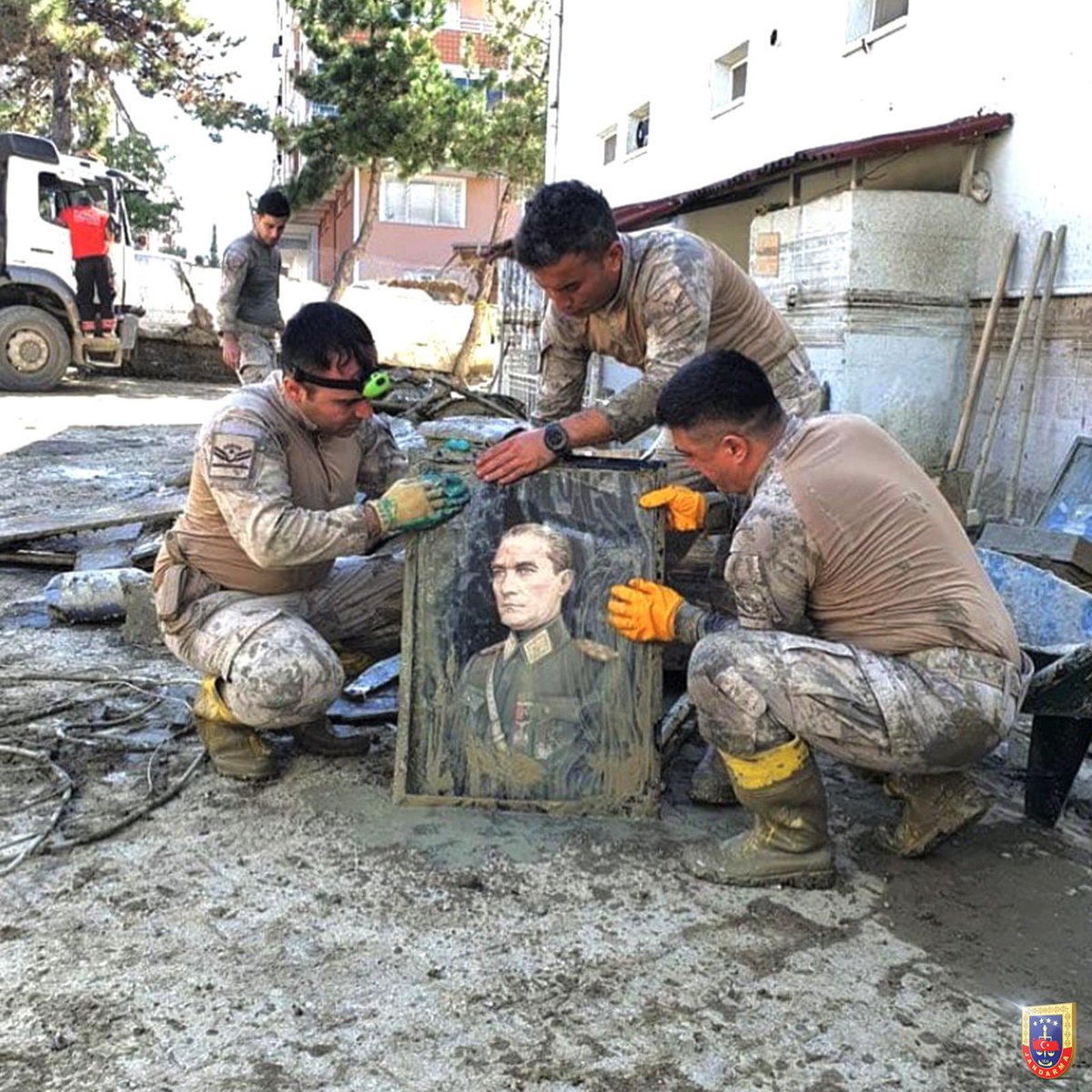jandarma's tweet photo. “Dünyanın hiçbir ordusunda yüreği seninkinden daha temiz, daha sağlam bir askere rast gelinmemiştir.”
Gazi Mustafa Kemal Atatürk https://t.co/RdBtJKWpd5