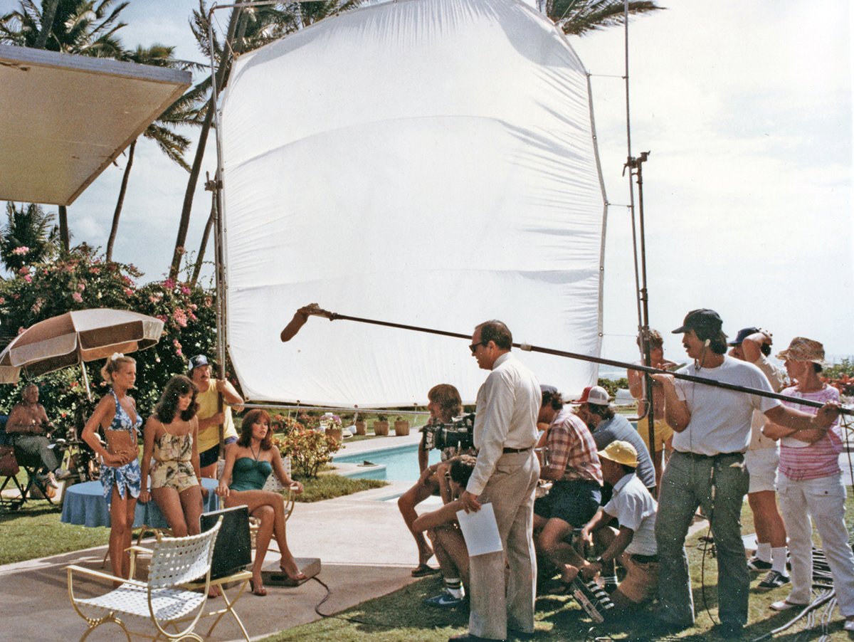 AmericanCine's tweet photo. #ACArchive: Here’s the cast and crew of the detective series Charlie’s Angels (1976-’81), with costars (from left) Cheryl Ladd, Jaclyn Smith, Tanya Roberts and David Doyle (standing on right, with script) taking a meeting poolside. https://t.co/FQm1j7iwyO