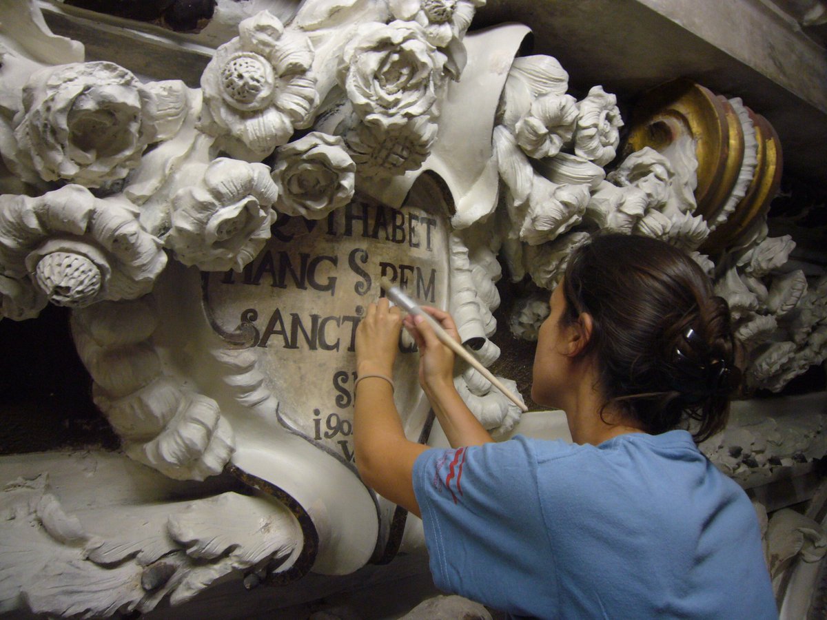 doc_restaura's tweet photo. 9 años después nos volvemos a encontrar, amigo. Estucos barrocos de Antonio Aliprandi. Entonces fue en la capilla de San Pedro de la Catedral de Valencia. Ahora, en la iglesia de los #SantosJuanes _ #ConservaciónyRestauración #OrgulloCR https://t.co/domq1NgP43