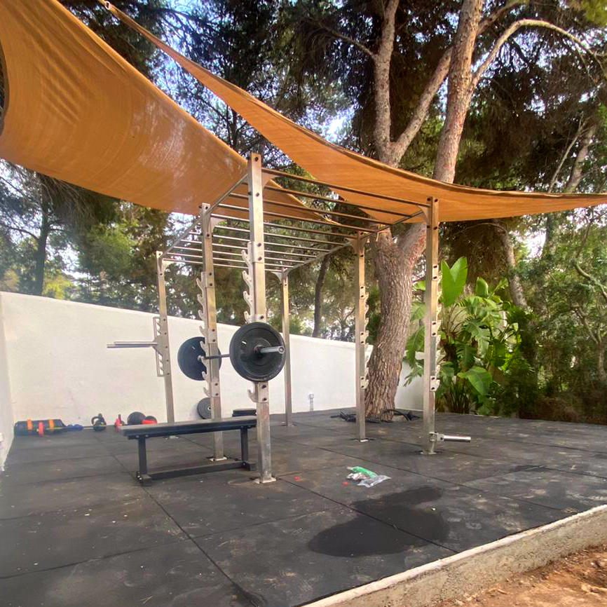 Get active on Ibiza! This Crossmaxx Outdoor Rig and Lifemaxx Rubber tiles where installed at a holiday rental on the popular island. Ideal for a quick workout in between relaxing! #outdoorrig #buitentraining #outdoorworkout #bootcamp #sportschool