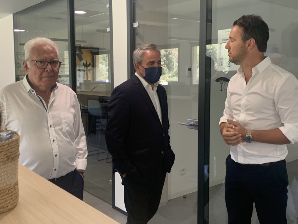 JPGiran's tweet photo. Un plaisir d’accueillir aujourd’hui à #Hyères mon ami @xavierbertrand , candidat à l’élection présidentielle. 
Au programme de la journée : une rencontre avec de jeunes acteurs économiques, producteurs et agriculteurs locaux suivie d’une visite de la @VillaNoailles. https://t.co/B3oQnFXBqu