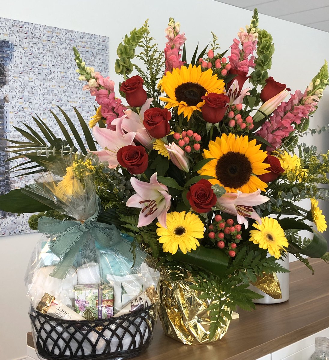 oliphant714's tweet photo. Thanks to my Aviva family! 25 years! @AvivaCanada https://t.co/S1yG8VK3yk