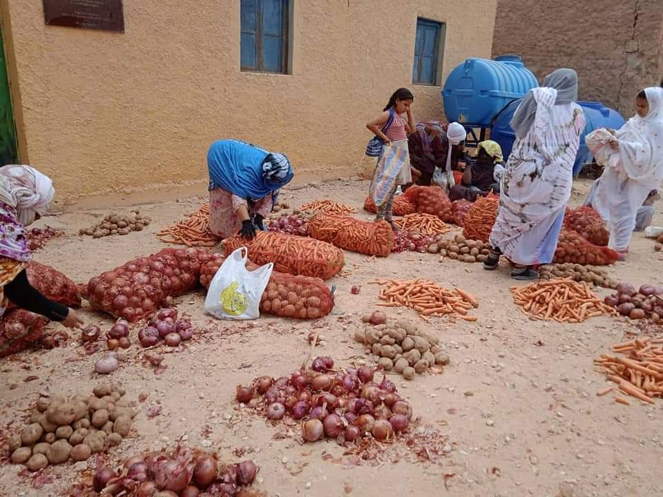 Parte del proceso de distribución  en los campamentos de refugiados Saharauis de la ayuda humanitaria proporcionada por la Asociación Canaria de amistad con el pueblo saharaui.
#GraciasCanarias