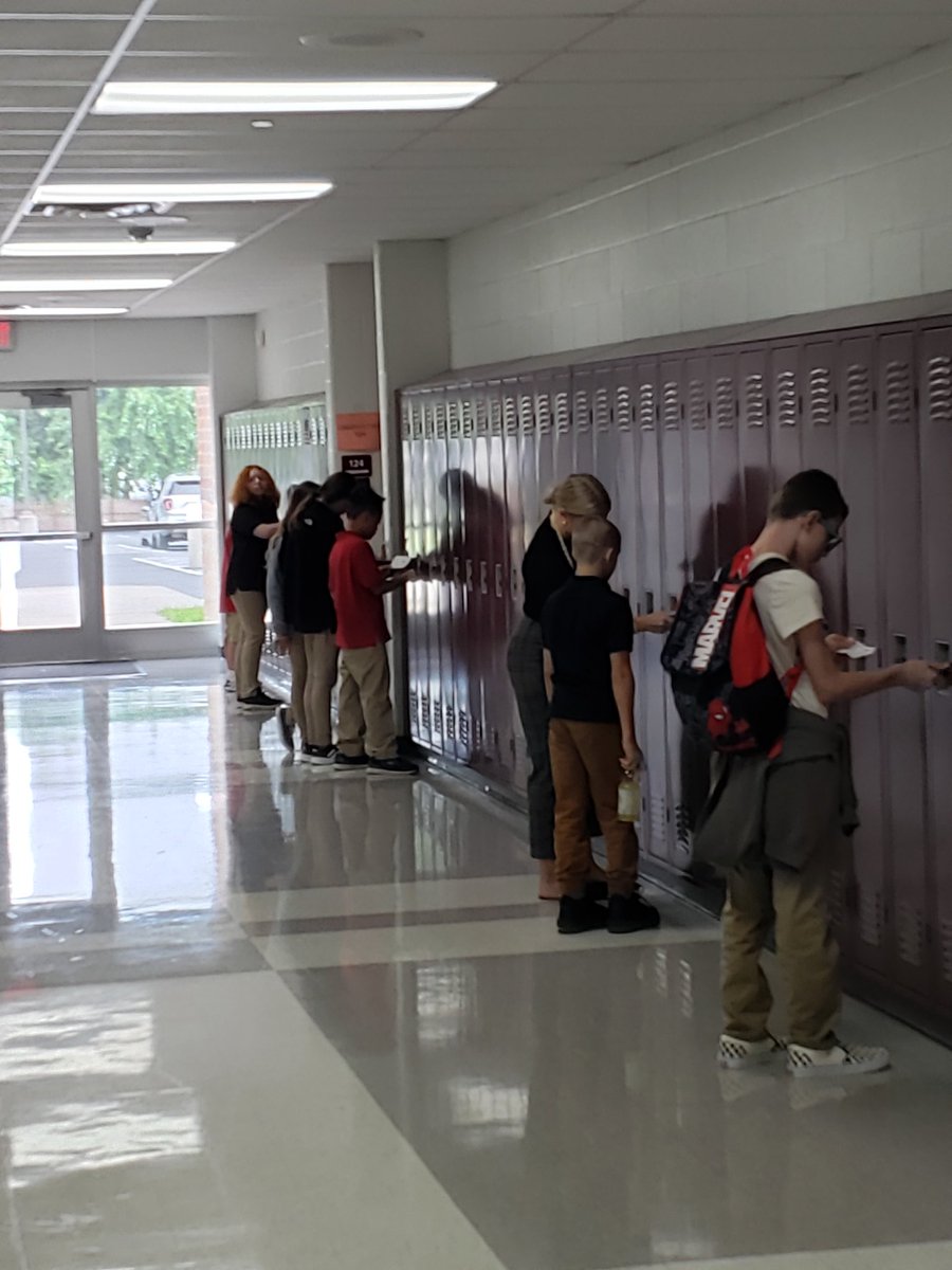 nsadler83's tweet photo. 1st day for our 6th graders is off to a great start! This afternoon, students are doing ice breakers, practicing lockers, hearing from 8th grade students, and other activities to help with the middle school transition! @Newark_Schools https://t.co/0yp8g7HKS6