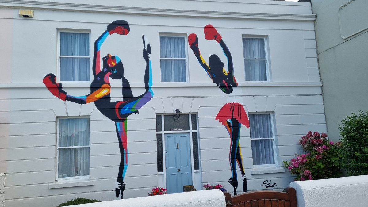 Well that's cool... I think that's a gaff! Opposite the site of one of the Glasthule/Sandycove boundary disputes. Peace monument/art?