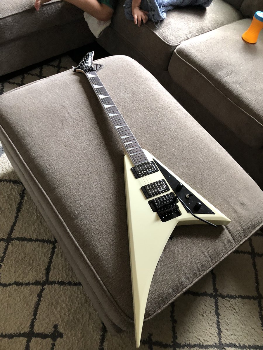 TheFigureDude's tweet photo. Dang. This thing is a beast. The neck is BEAUTIFUL. Great job @JacksonGuitars! #RhoadsGuitar #JacksonJS32 https://t.co/ll9MpcRtz1