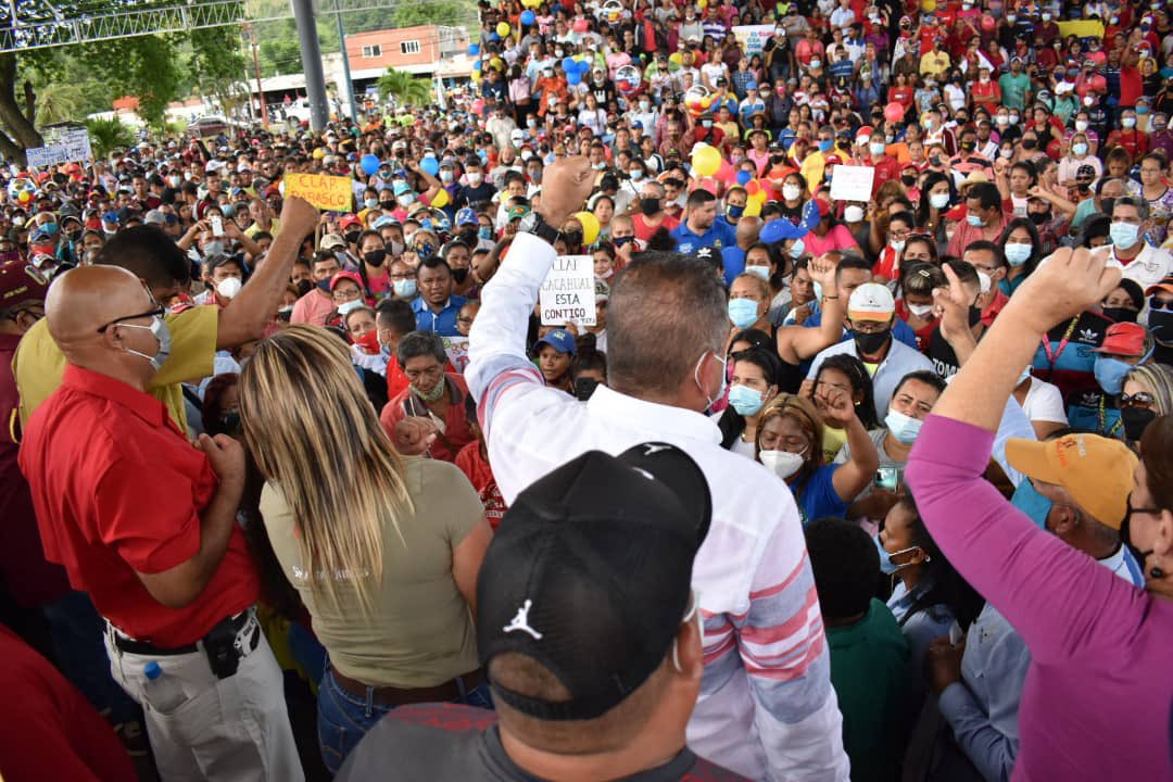 amarcanopsuv's tweet photo. Gracias UPATA .@NicolasMaduro como lo ordenó, aquí estamos en el SUR DE BOLÍVAR .@dcabellor en el encuentro de los iguales , sumando voluntades para la Victoria Popular del 21/N .@PartidoPSUV @OviedoPSUV .@comandosergioh @TareckPSUV .@tatachavista Venceremos Trabajando y luchando https://t.co/xqHuaT9H5Y