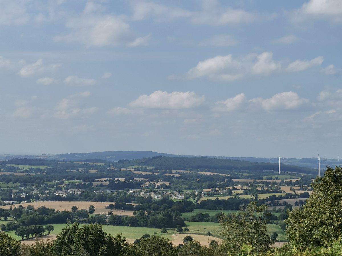 eric53000's tweet photo. Randonnée VTT à travers la chaîne des Coëvrons, collines qui se trouvent sur différents villages de @lescoevrons et sur lesquelles on trouve nombre d’édifices religieux.
Départ d’Hambers au pied de la chapelle du Bois du Tay direction le Montaigu.
#Hambers #BoisDuTay #Montaigu https://t.co/w52c2WW9tn