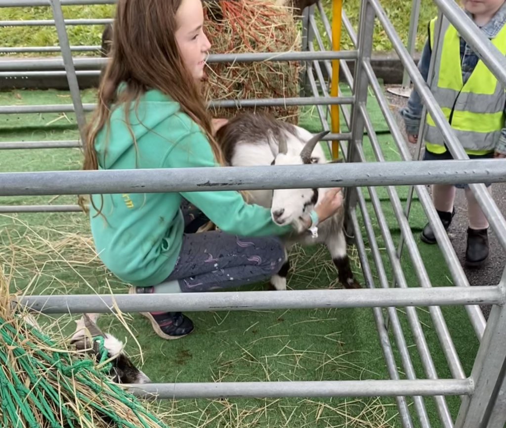 iansmobilefarm's tweet image. The last day of having my amazing little helper! She has been so incredibly helpful over the summer holidays with our school catch-up visits and shows! I’m one lucky dad.
