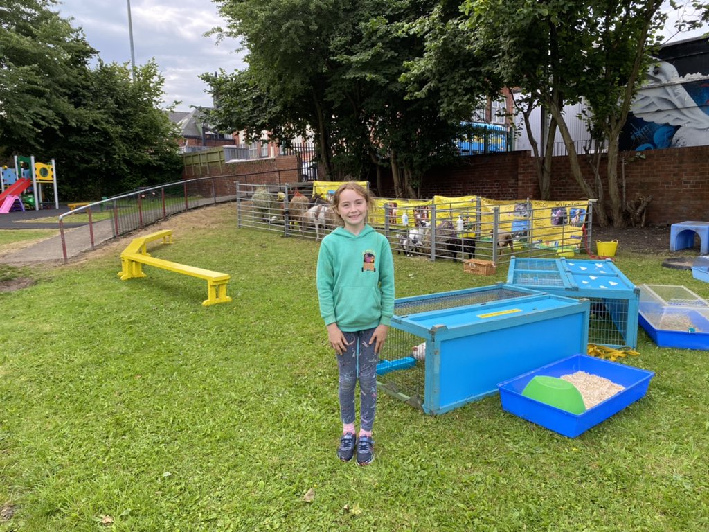 iansmobilefarm's tweet image. The last day of having my amazing little helper! She has been so incredibly helpful over the summer holidays with our school catch-up visits and shows! I’m one lucky dad.