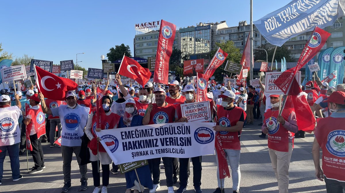 <a href="/MemurSenKonf/">Memur-Sen</a> 81 ilden km lerce yol katedip emek ve alınteri akıtan Memur Sen ailemizi yürekten kutluyorum.
Rahatını, uykusunu, zahmetini düşünmeden saatlerce yol katedip Ankara Anadolu Meydanında hakkını haykıran bu teşkilat en büyük alkışı hak ediyor.👏👏👏👏👏👏 #İyikiVarsınMemurSen