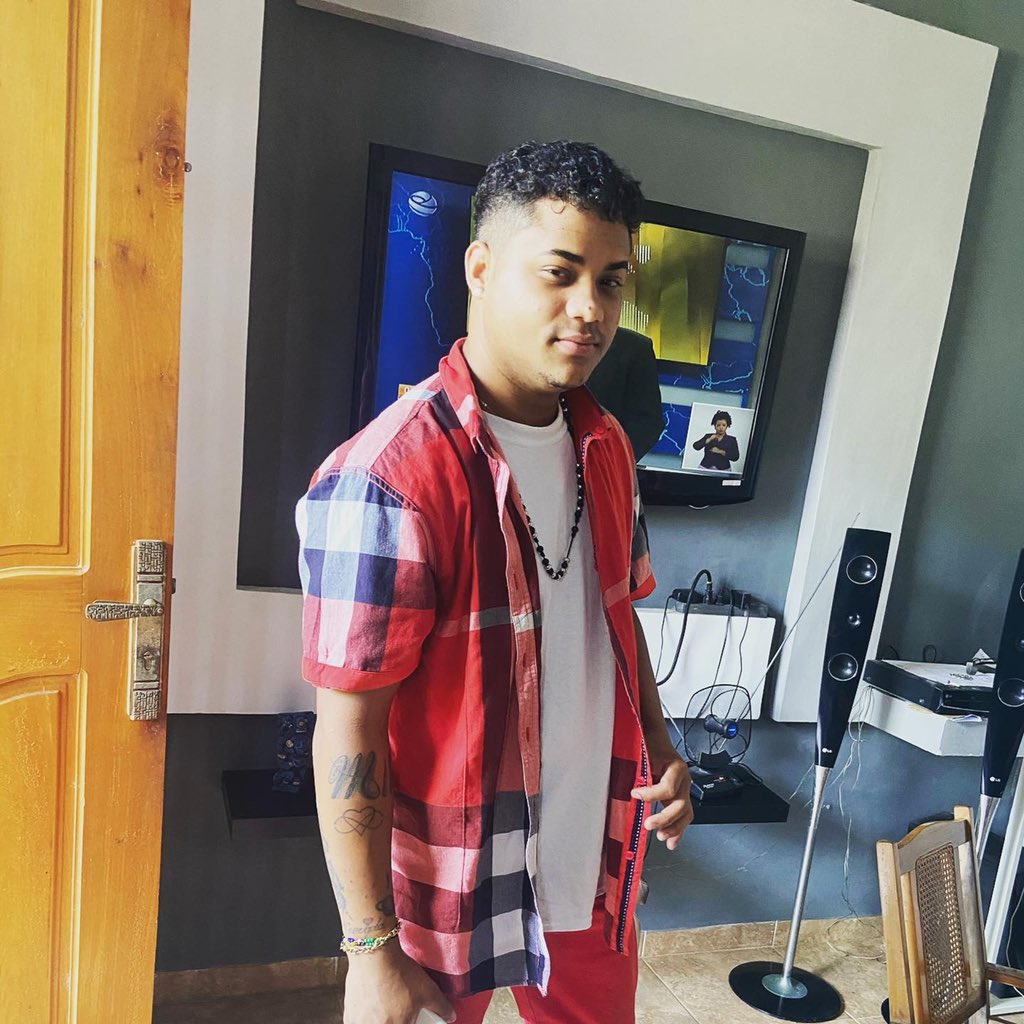 YULYYHAVANAC's tweet photo. Ya estoy listo para todo lo que viene y ustedes ❓🎶🎧
.
.
.
.
.
#yulyhavanac #seguimosproduciendo #soyritmoymelodia #musicacubana #cubanmusic 🇨🇺 #poplatino🎙 #musicafusion #estamosactivos 🔥#homeestudio https://t.co/MMY7238YN8