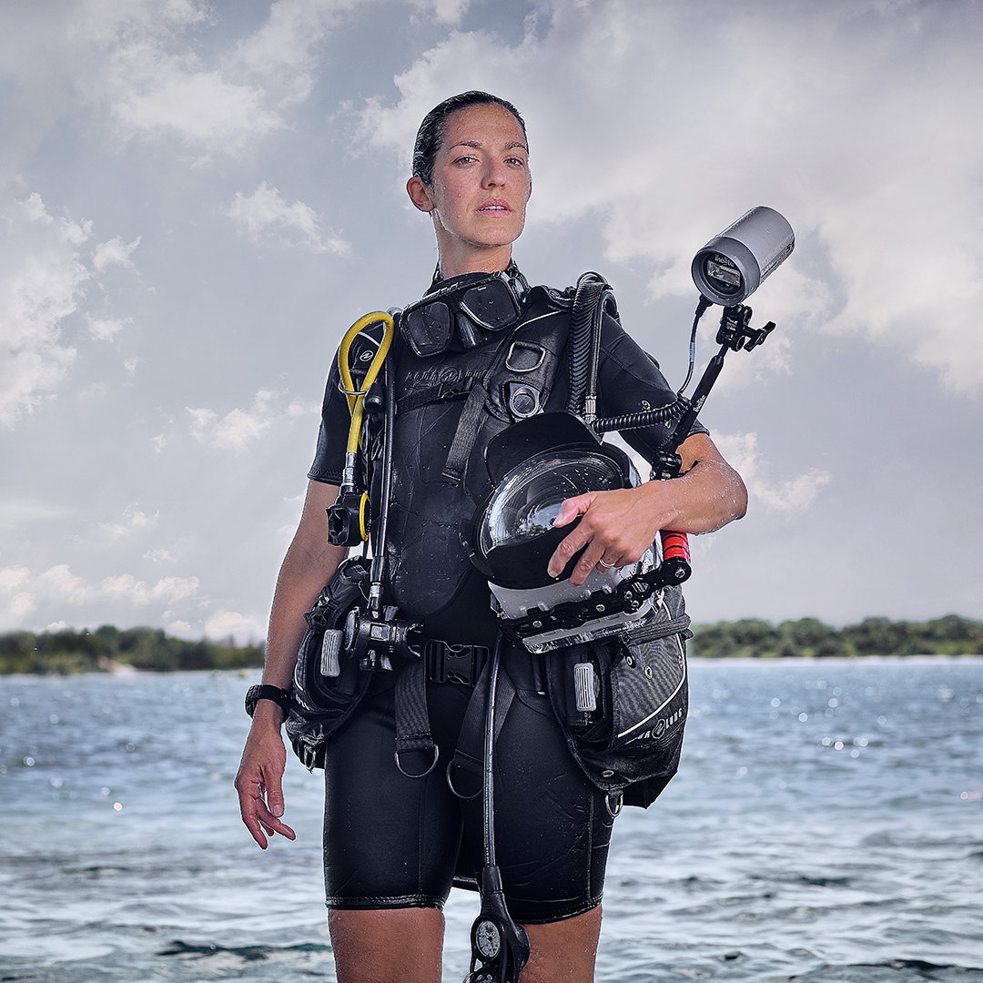 AmericasNavy's tweet photo. We don't think we've met a cooler photographer than Reserve Sailor MCC Kathleen Gorby. Dive back into her story and see how she turned photography into her career: https://t.co/IBowNr7GFR #FacesOfTheFleet #WorldPhotographyDay #ForgedByTheSea https://t.co/upVy49eXls