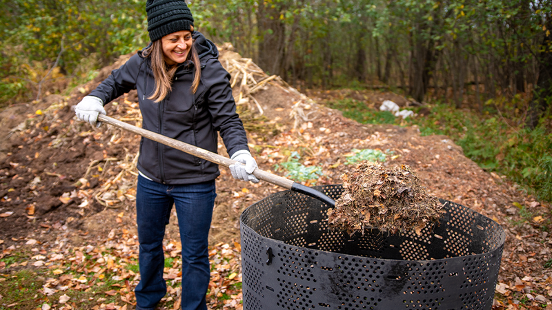 yardfully's tweet photo. Fall is right around the corner. 🍂 Order your GEOBIN Composter today, and turn fall yard waste into nutrient-dense #compost!

Order online >> https://t.co/VWyxb1Dqdj

#compostbin #fallcomposting #composting https://t.co/sSNnPhyxX8