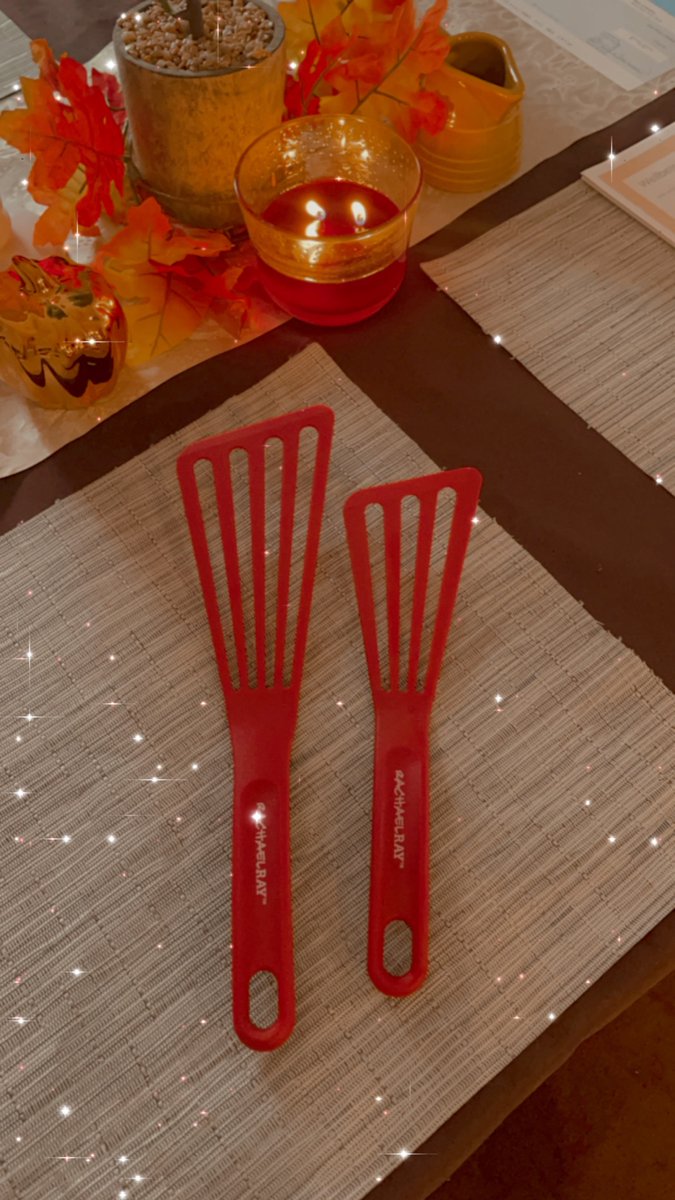 d_ashalina's tweet photo. I have all of the #rachaelray pans they are #Amazing the pots everything, but oh my God I am #OBSESSED with these. Definitely go grab a pair. Just makes me want to #cook and #BAKE  and flip pancakes 🥰 @rachaelray #love https://t.co/dBq4mqQJ7C