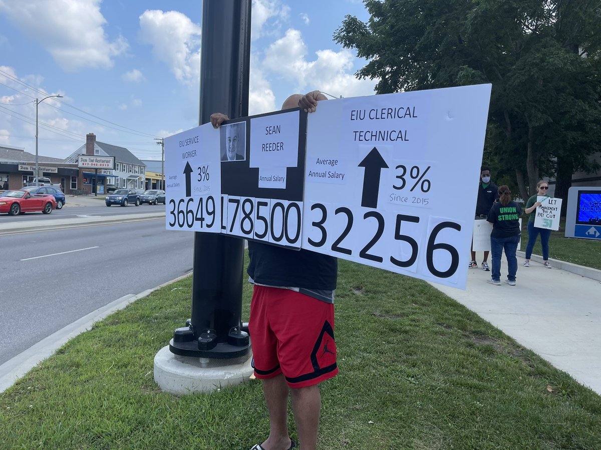 DEN_news's tweet photo. Members of American Federation of State, County and Municipal Employees Local 981, the union representing Eastern’s building service workers, cooks, kitchen laborers, clerical workers and technical workers, are to testing on the corner of Fourth Street and Lincoln Avenue. https://t.co/3sh22ZHNoq