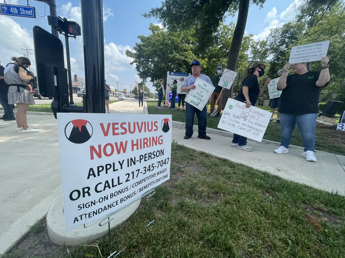 DEN_news's tweet photo. Members of American Federation of State, County and Municipal Employees Local 981, the union representing Eastern’s building service workers, cooks, kitchen laborers, clerical workers and technical workers, are to testing on the corner of Fourth Street and Lincoln Avenue. https://t.co/3sh22ZHNoq