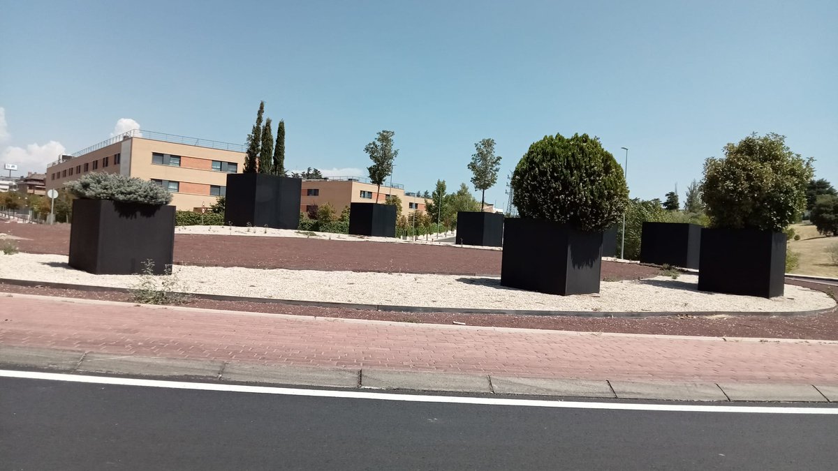 AmmerLasrozas's tweet photo. Arreglada la rotonda. Será porque mañana viene @telemadrid a #LasRozas??? @Ayto_Las_Rozas https://t.co/pDYWJw93sT