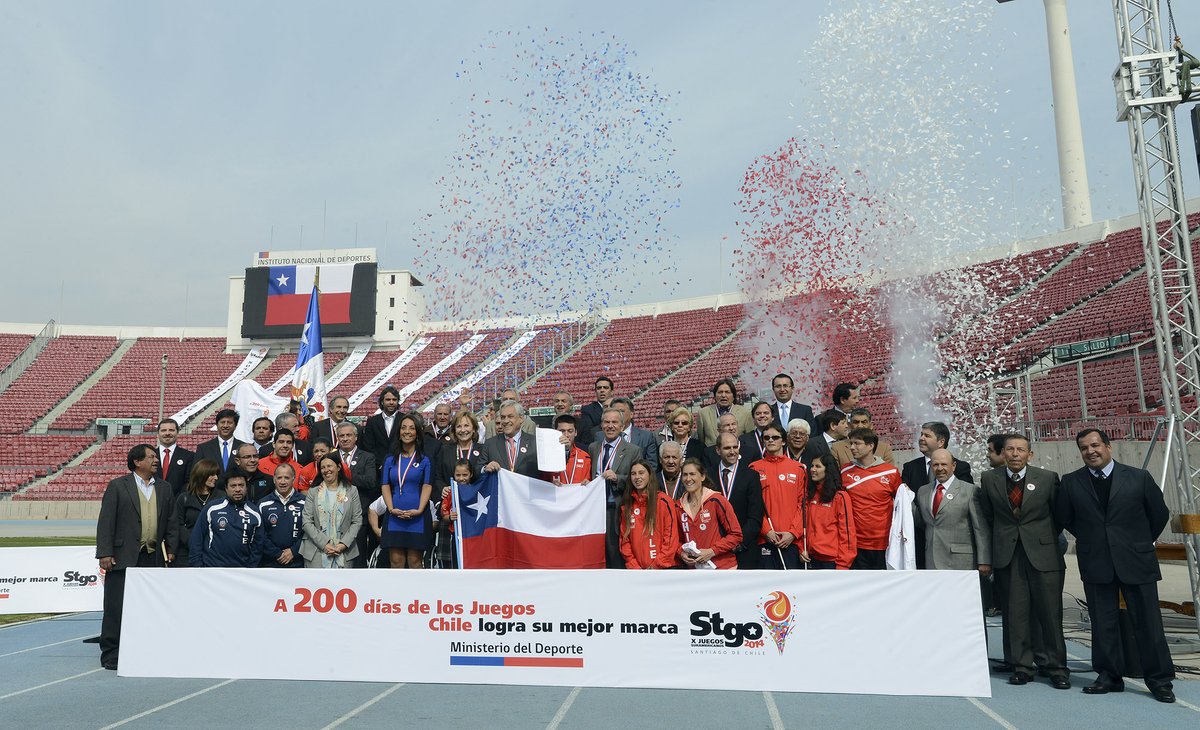 La ceremonia, realizada en el Estadio Nacional 🏟️  fue encabezada por el Presidente y participaron autoridades como la Primera Dama @ceciliamorelm, el entonces Ministro de Salud <a href="/jmanalich/">Jaime Mañalich</a> y la Ministra <a href="/ceciperez1/">Cecilia Pérez Jara</a>  -en ese entonces titular de la @voceriadegobierno-.