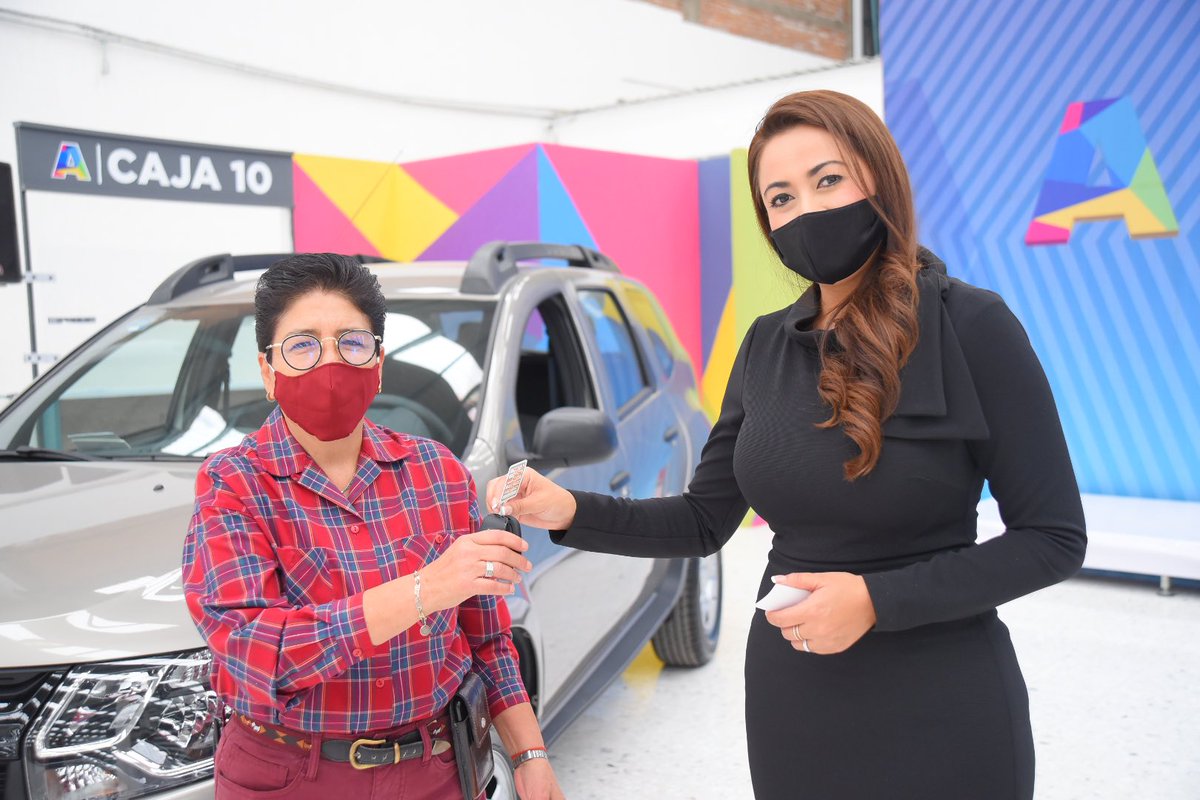 TereJimenezE's tweet photo. El día de hoy hicimos entrega de dos vehículos a los ciudadanos ganadores del sorteo Cumpliendo con el Corazón a Aguascalientes por el pago del #Predial2021. ¡Felicidades a mi tocaya Tere y a Francisco Orozco! https://t.co/FdIqrvziZ2