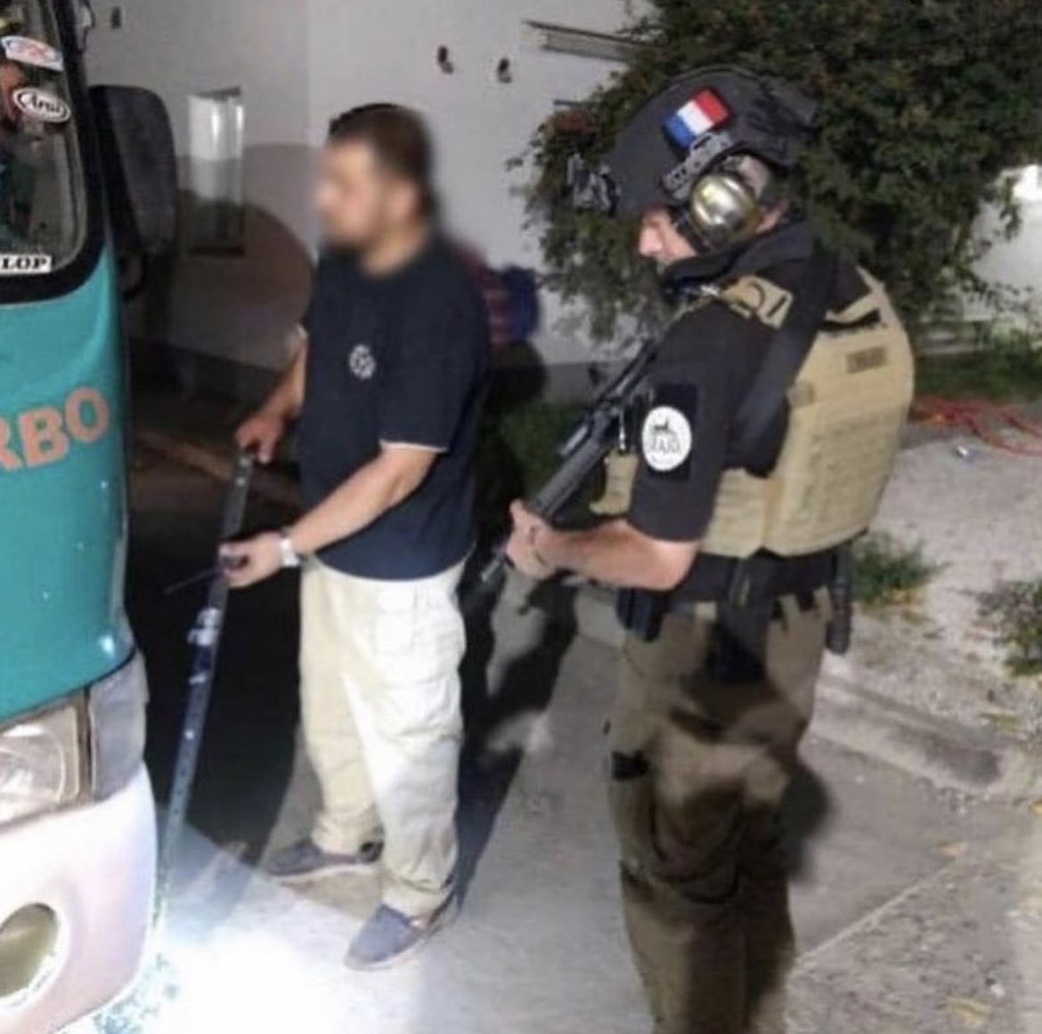 aaronfromATX's tweet photo. The French special Police team RAID seen running ops into Kabul to rescue French civilians &amp; non-combatants. The FRENCH POLICE. The British are reportedly doing the same. The Americans? Sitting at the airport. This is infuriating. #Afghanistan https://t.co/BYdyNrxSAS